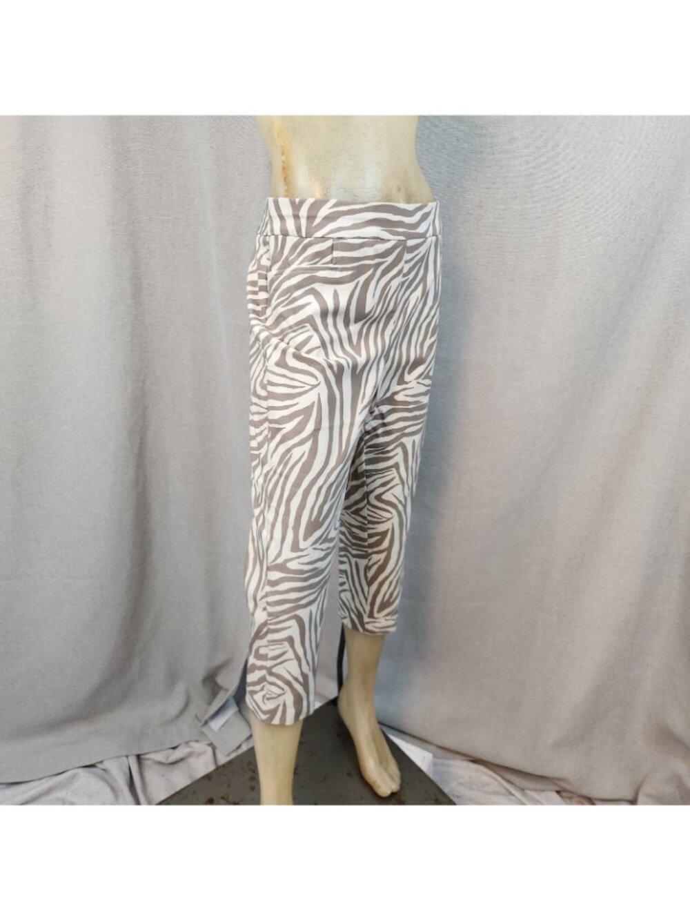 Chicos Brown Gray & Ivory Zebra Cropped Capri Pants Stretch Size 1 MEDIUM NEW - Picture 3 of 6